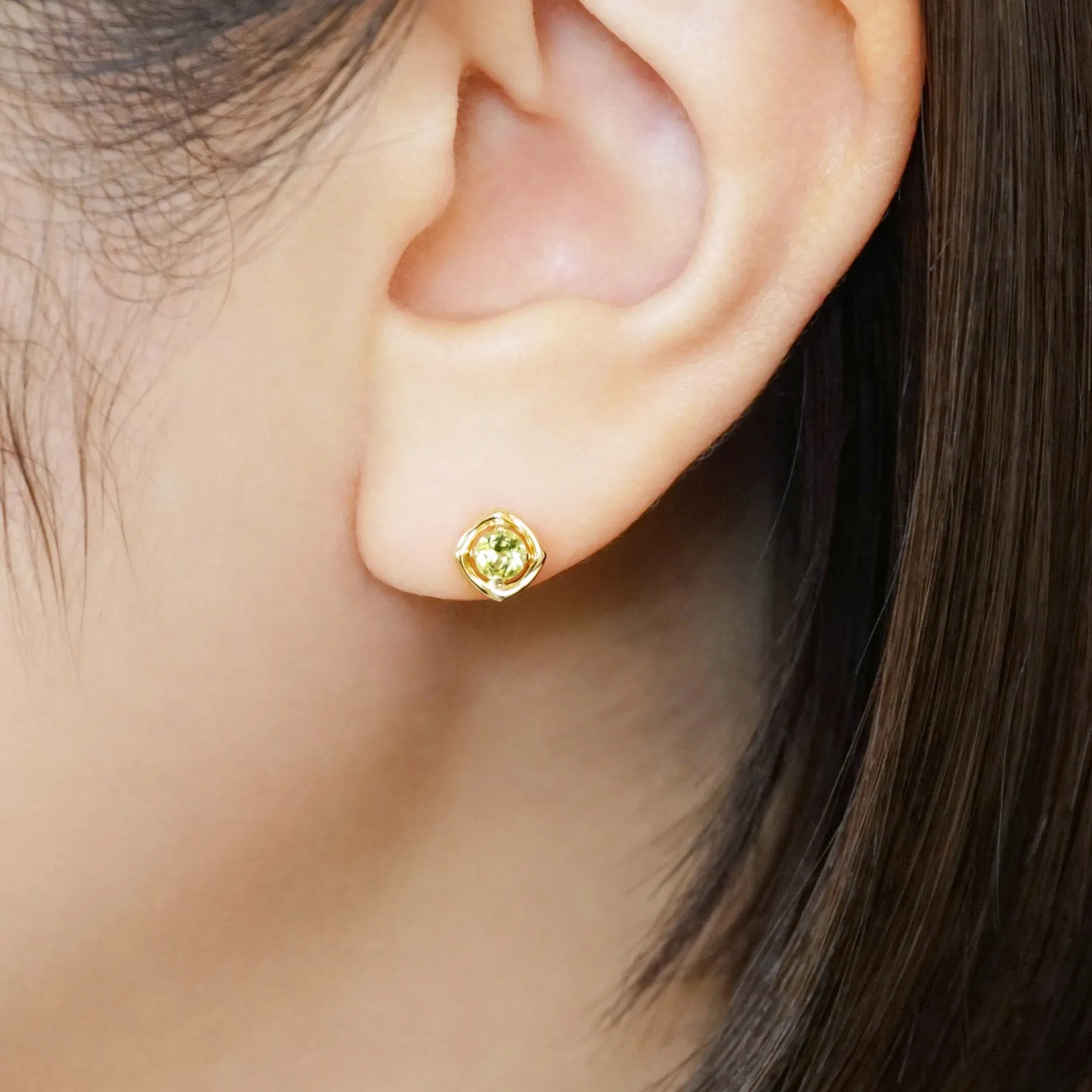 18K/10K Peridot Waving Frame Stud Earrings (Yellow Gold)