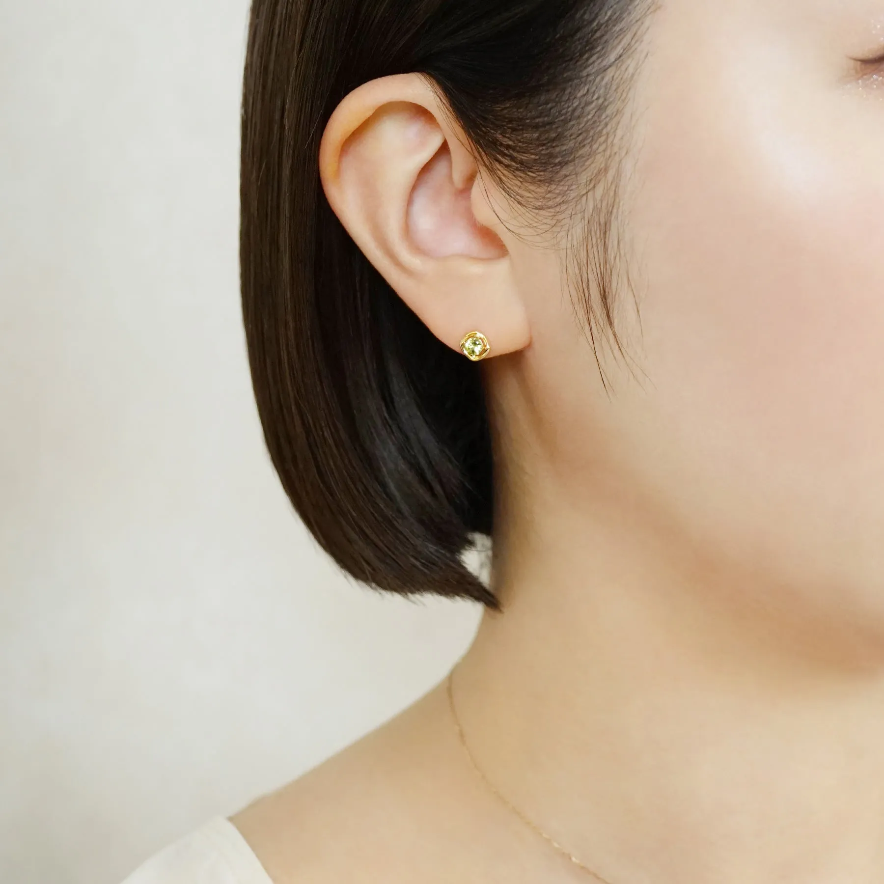 18K/10K Peridot Waving Frame Stud Earrings (Yellow Gold)