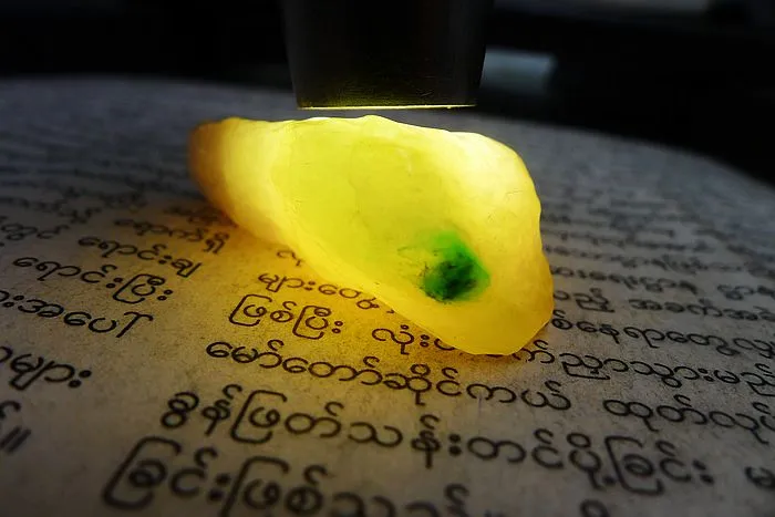 Natural Jade Rough Jadeite Raw (22g,3.9X2.2X1.4cm)