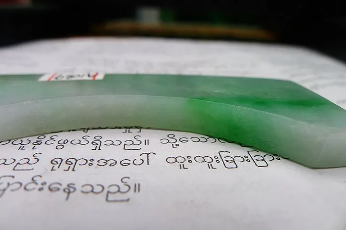 Natural Jade Rough Jadeite Raw (25g,7.1X2.7X0.63cm)