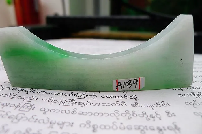 Natural Jade Rough Jadeite Raw (25g,7.1X2.7X0.63cm)