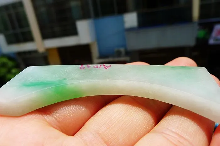 Natural Jade Rough Jadeite Raw (25g,7.1X2.7X0.63cm)