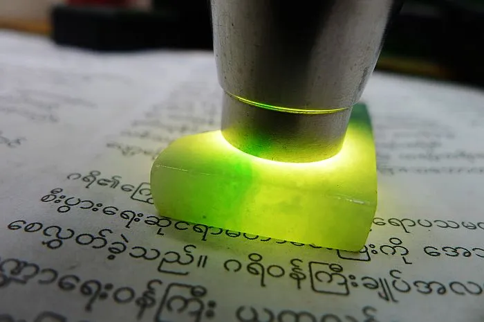 Natural Jade Rough Jadeite Raw (25g,7.1X2.7X0.63cm)