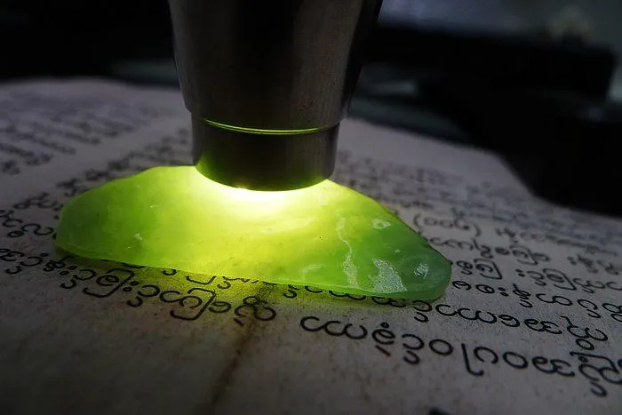 Natural Jade Rough Jadeite Raw (7.6g,3.5X2.2X0.8cm)