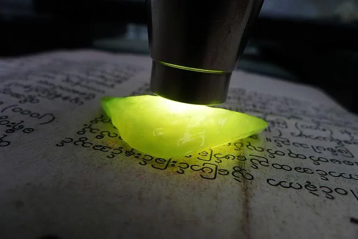 Natural Jade Rough Jadeite Raw (7.6g,3.5X2.2X0.8cm)