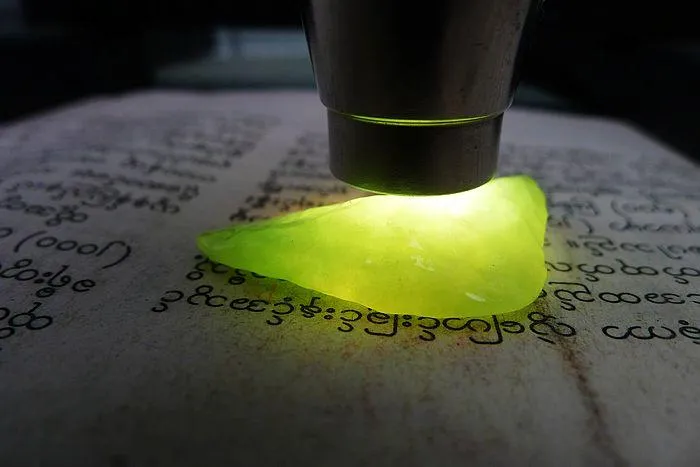 Natural Jade Rough Jadeite Raw (7.6g,3.5X2.2X0.8cm)