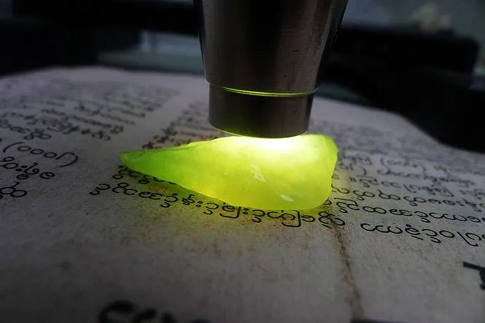 Natural Jade Rough Jadeite Raw (7.6g,3.5X2.2X0.8cm)
